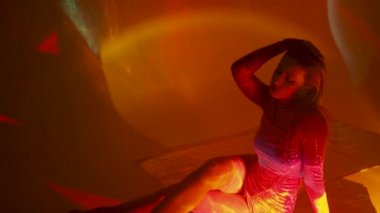 Şık kırmızı kısa elbiseli güzel bir sarışının göz kamaştırıcı portresi.,