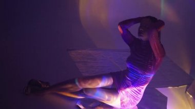 Şık kırmızı kısa elbiseli güzel bir sarışının göz kamaştırıcı portresi.,