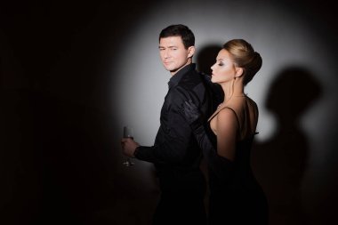 Siyahlı çekici bir çift. Şık ve zarif genç erkek ve kadın