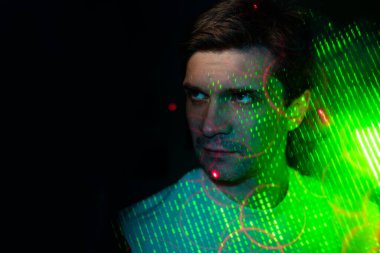 Yaratıcı fikir, kavram. Genç adam ve renkli dumanların yansıması..