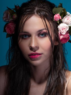 Hawaii suretinde, parlak mavi gözlü, güzel bir esmer..