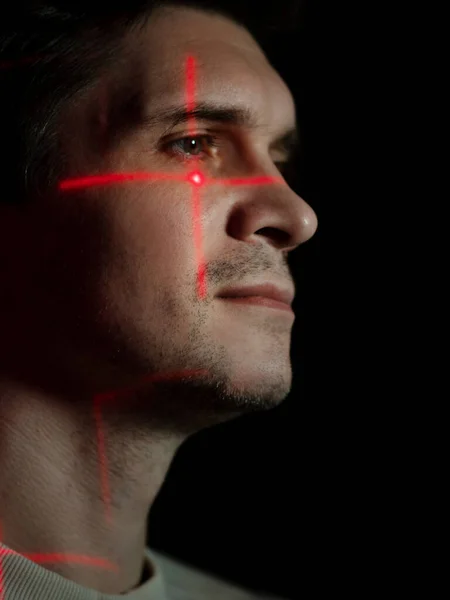 Syfte, teknik och människa, koncept. En ung man med projektioner i ansiktet — Stockfoto
