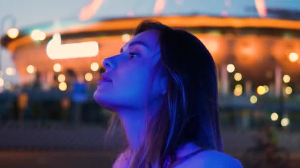A young dancing brunette in the lights of the night city, neon lighting, — Vídeo de stock