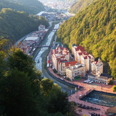 SOCHI, RUSSIA - 11 Ekim 2020: Rosa Khutor dağ beldesi, teleferik köyü manzarası