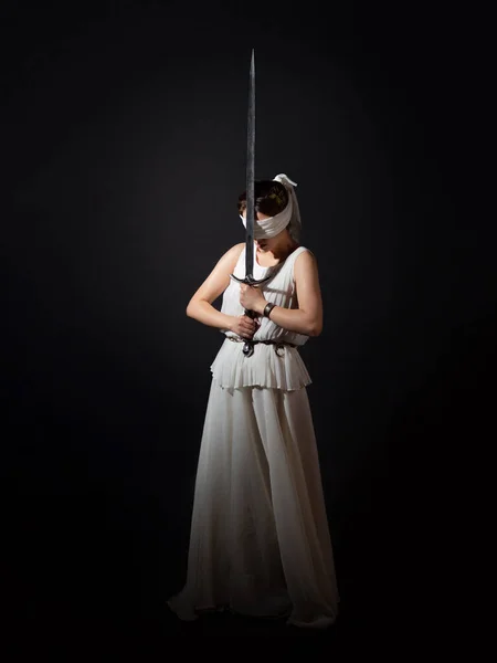Egy ősi harcos hősnő hatalmas karddal a kezében. egy nő — Stock Fotó