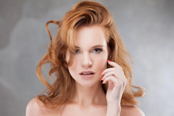 一个红头发的年轻女人喜欢她美丽的头发, — 图库照片