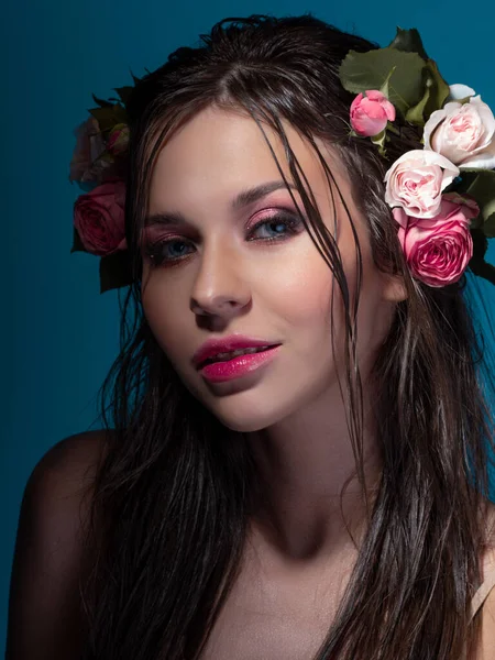 젖은 머리카락에 장미 꽃이 피어 있는 아름다운 여인. — 스톡 사진