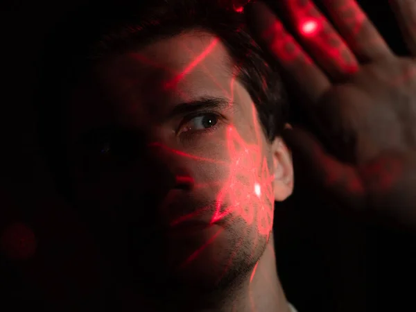 Современные технологии и человек. молодой человек с красными линиями — стоковое фото