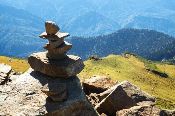 Pirâmides de pedras no topo da montanha. Panorama das montanhas do Cáucaso — Fotografia de Stock