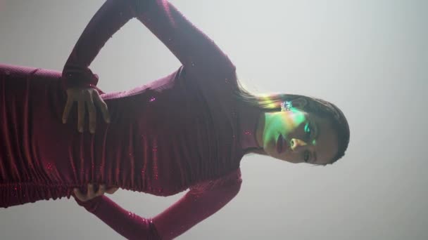 분홍 드레스의 아름다운 자전축을 중심으로 회전하는 역동적 인 투영등. — 비디오