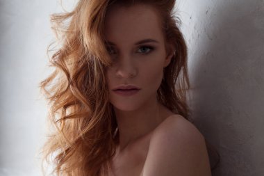 Çekici genç kızıl saçlı kadın, güzel bukleler,