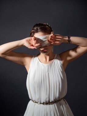 Gözlerini kapat, gerçeklerden saklan, kavram. Gözleri bağlı eski bir kadın kahraman.,