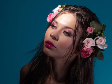 Hawaii suretinde, parlak mavi gözlü, güzel bir esmer..