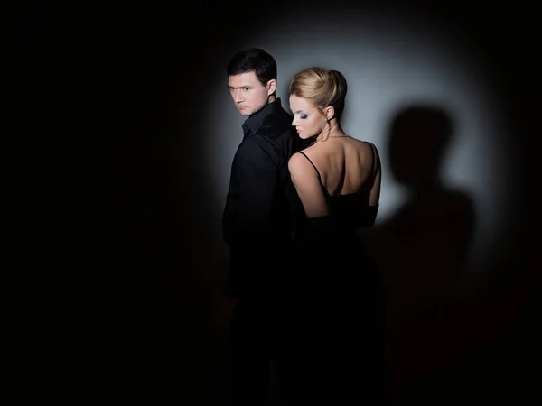 Un couple séduisant en noir. Élégant et élégant jeune homme et femme — Photo