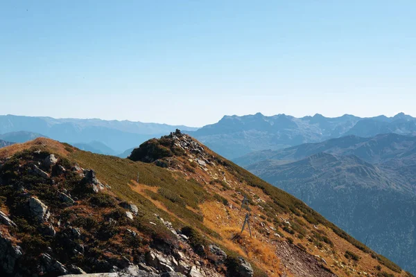 Um belo panorama de montanhas, perspectiva aérea, picos distantes — Fotografia de Stock