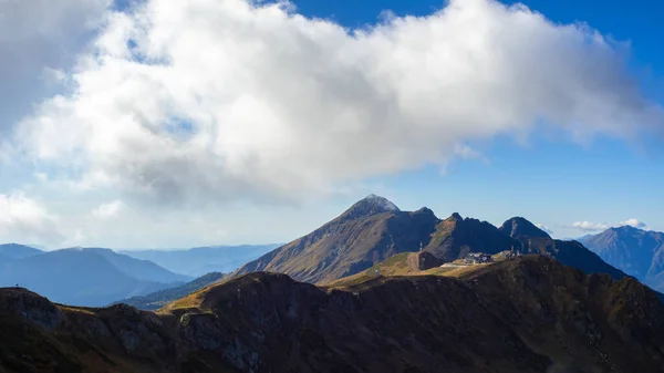 Piękna panorama gór, perspektywa z powietrza, odległe szczyty — Zdjęcie stockowe