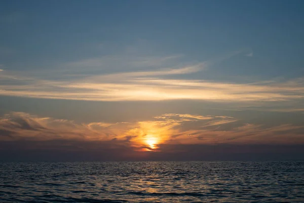 Röd solnedgång i havet, mild romantisk naturlig bakgrund. — Stockfoto