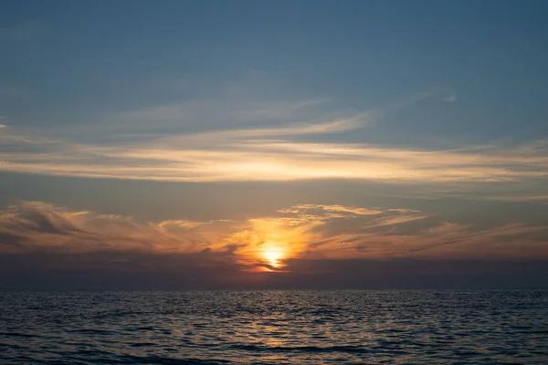 Pôr do sol vermelho no mar, suave romântico fundo natural. Fotos De Bancos De Imagens