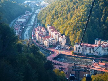 SOCHI, RUSSIA - 11 Ekim 2020: Rosa Khutor dağ beldesi, Krasnaya Polyana, tepeden manzara