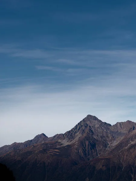 Una dura vista de los picos desnudos de la montaña contra un cielo despejado. —  Fotos de Stock