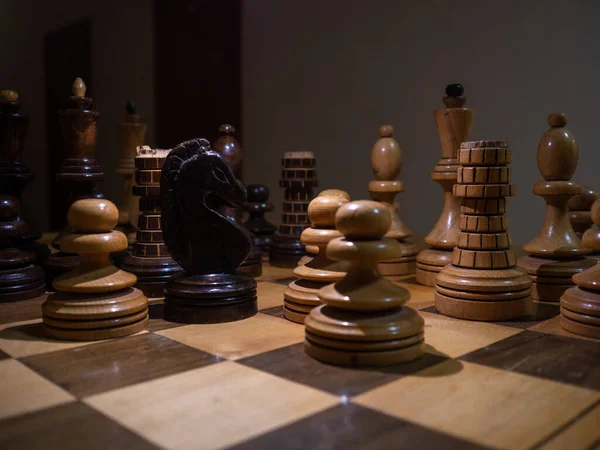 Satranç tahtasındaki klasik tahta satranç, yakın plan. Entelektüel oyun, — Stok fotoğraf