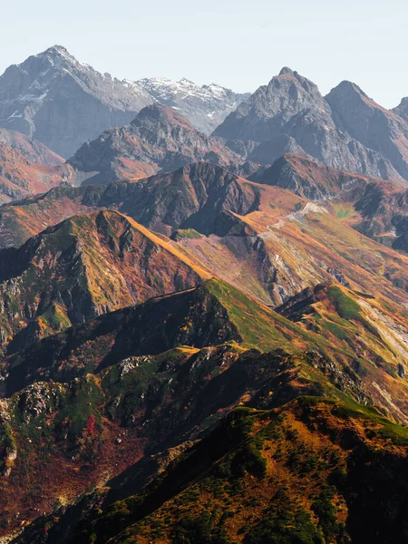 Hnědé podzimní vrcholky hor. Krásná horská krajina. — Stock fotografie