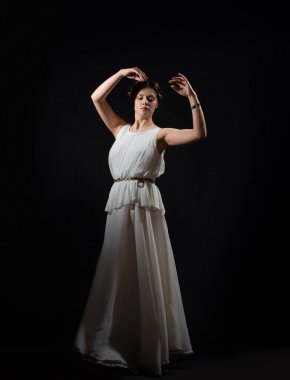 Antik Yunan tanrıçasının ya da ilham perisinin suretinde genç bir kadın..