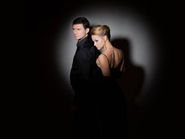 Siyahlı çekici bir çift. Şık ve zarif genç erkek ve kadın