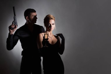 Casus tarzı portreler, siyah bir gece elbisesi giymiş muhteşem bir sarışın.