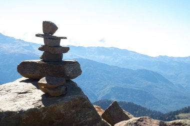 Dağın tepesinde taş piramitleri. Kafkas Dağlarının Panoraması