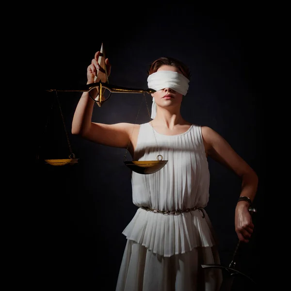 Themis, deusa da justiça vendada, com escamas e uma espada nas mãos. — Fotografia de Stock