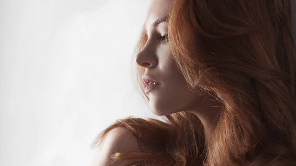 Vonzó, fiatal, vörös hajú nő, gyönyörű fürtökkel. — Stock Fotó