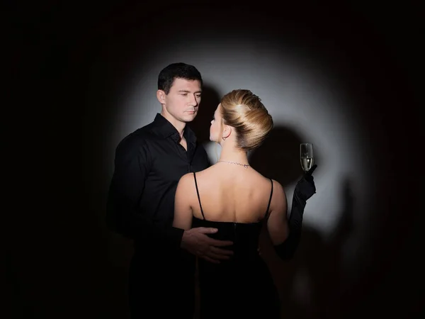 Un couple séduisant en noir. Élégant et élégant jeune homme et femme — Photo