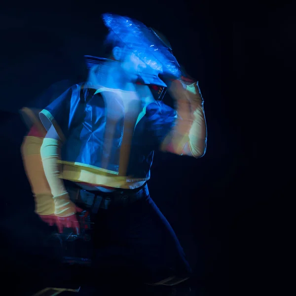 Carácter futurista en un traje estilizado brillante, foto con colores neón. —  Fotos de Stock