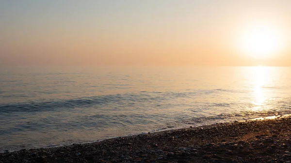 Różowy zachód słońca w morzu, delikatne romantyczne tło naturalne. — Zdjęcie stockowe