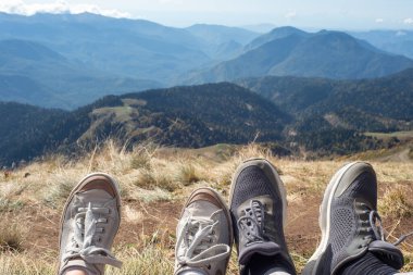Birlikte dağlara gideriz. Bir çift gezgin rahatlamak için oturdu.
