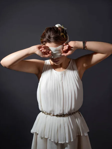 Cierra los ojos, escóndete de la verdad, del concepto. Una heroína con los ojos vendados, — Foto de Stock