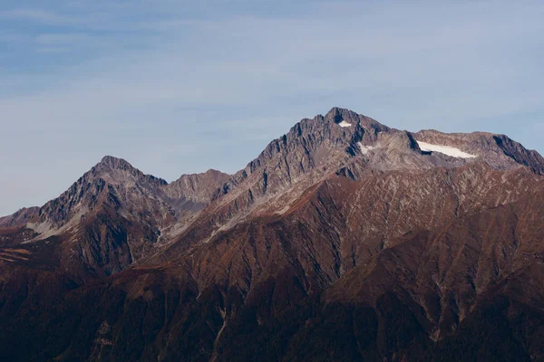 Uma visão dura de picos de montanha nua contra um céu limpo. — Fotografia de Stock