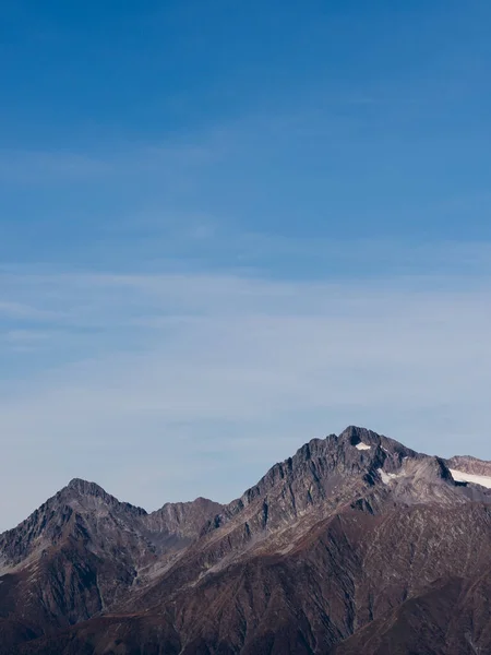 Una dura vista de los picos desnudos de la montaña contra un cielo despejado. — Foto de Stock