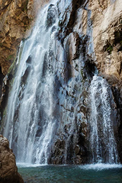 Güzel bir dağ şelalesi, aşağıdan manzara. Kafkas Dağları.