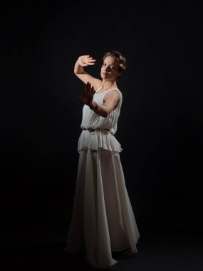 Antik Yunan tanrıçasının ya da ilham perisinin suretinde genç bir kadın..