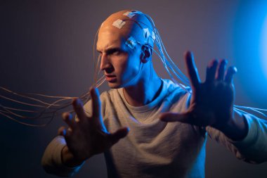 Kafası kabloya dolanmış korkunç bir genç adam zihin kontrolü kullanıyor.