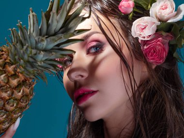 Hawaii suretinde, parlak mavi gözlü, güzel bir esmer..