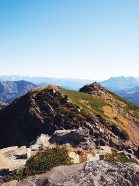 Dağ patikaları. Dağların güzel manzarası, özgürlük ve güzellik