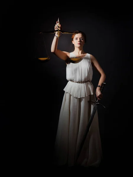 Themis, a deusa da justiça sem uma venda, com escamas e uma espada — Fotografia de Stock