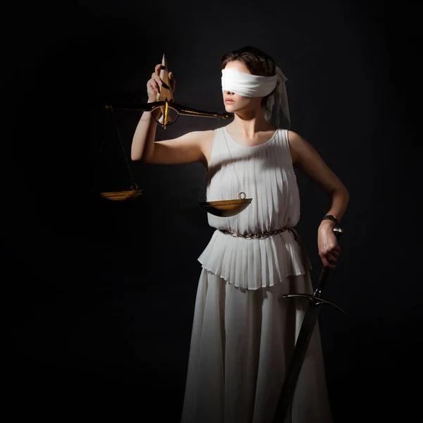 Themis, dea della giustizia bendata, con le squame e la spada in mano. — Foto Stock