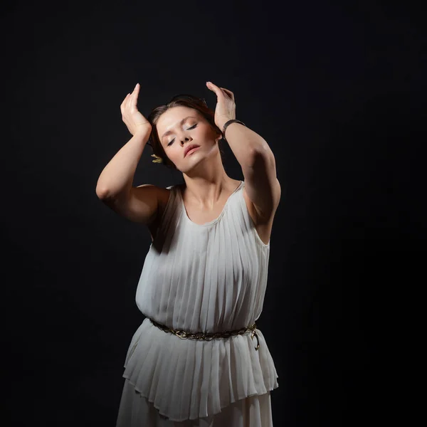 Heroine of an ancient tragedy in grief and loss. A young woman in a white tunic — Stock Photo, Image