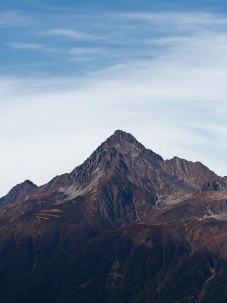 Altura montanhosa brutal. visão dura de picos de montanha nua contra um céu limpo. — Fotografia de Stock