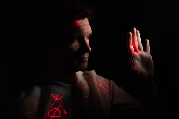 Technologies modernes et humaines. jeune homme avec projection de lignes rouges — Photo