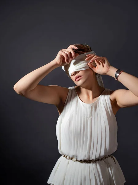 Schließen Sie die Augen, verstecken Sie sich vor der Wahrheit, Konzept. Eine antike Heldin mit verbundenen Augen, — Stockfoto